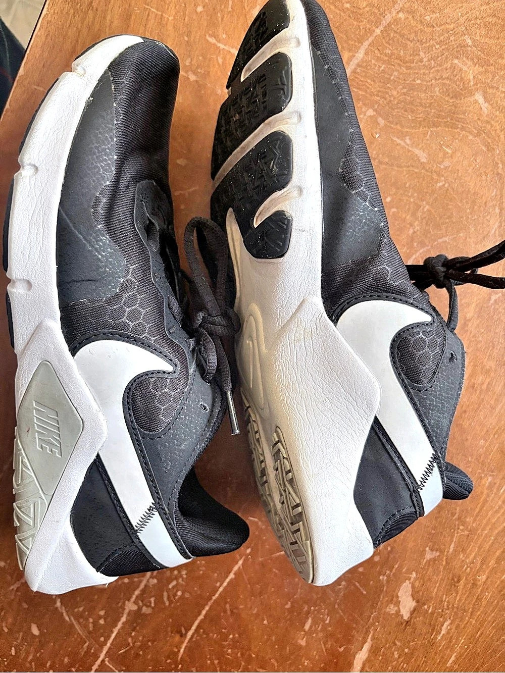 Nike Legend Essential 2 Women’s Athletic Shoes US 8.5 Black & White